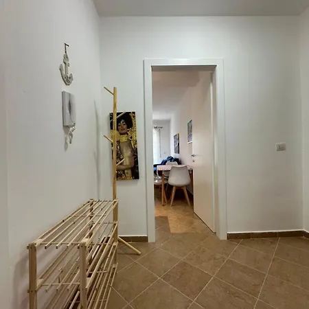 Joni's Twin Apartment *